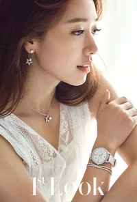 FOTO: Makin Cantik Dewasa, Park Shin Hye Pose Anggun - Pamer Paha