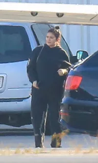 FOTO: Makin Gendut & Buncit, Inikah Bukti Kehamilan Kylie Jenner?