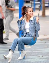 FOTO: Makin Happy, Selena Gomez Tunjukkan Sisi Keibuan di Taman