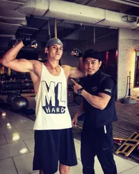 FOTO: Makin Kekar, Mike Lewis Pamer Badan Sixpack Bikin Gemetar!