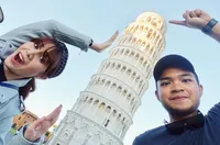 FOTO: Manis! Begini Pose Momo Geisha & Suami di Depan Menara Pisa