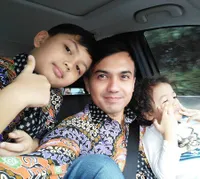 FOTO: Manisnya Saat Indri Antar Sahrul Gunawan & Anak Umrah