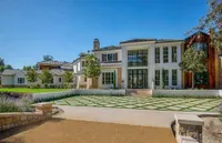 FOTO: Mansion Mewah The Weeknd & Selena Gomez, Bikin Iri Maksimal