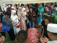 Foto: Marini Zumarnis Ikhlaskan Kepergian Ibunda
