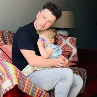 Foto Mark Westlife Bersama Calon Suami dan Layla Putri Mereka, Si Anak Panggil Ortunya 'Daddy Daddy'