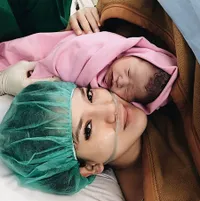 FOTO: Baby Alita, Anak Lucu Alice Norin Yang Bermata Abu-Abu