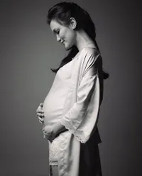FOTO: Maternity Shoot Elegan Atiqah Hasiholan, Hamil 6 Bulan!