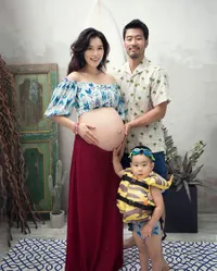 FOTO: Maternity Shoot Kahi eks After School, Pilih Tema Hawaii