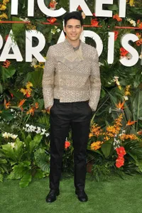 Foto Maxime Bouttier di Premiere Film 'TICKET TO PARADISE' di London, Nggak Kalah Stunning dengan Julia Roberts dan George Clooney