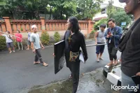 Foto Mayky Wongkar Suami Ria Irawan, Pandangi dan Cium Jenazah dengan Penuh Haru