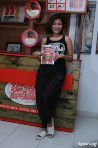 FOTO: Meisya Siregar Saat Masak Rendang, Tetap Cantik di Dapur!