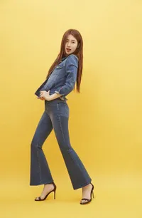 FOTO Memakai Celana Cutbray, Cantiknya Suzy Pamerkan 'Body Goal'!