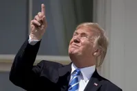 FOTO: Meme Lucu Donald Trump Saat Gerhana Matahari, Bikin Ngakak!