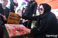 FOTO: Memilukan, Tangis Jane Shalimar di Pemakaman Mamanya
