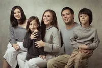 FOTO Mempesona! Ini Gaya Kece Para Anggota Keluarga Wulan Guritno