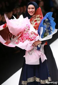 FOTO: Memukau, Oki Setiana Dewi Pamer Busana Karyanya di JFW 2017