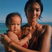 FOTO: Menyusui - Gendong Anak, Dominique Diyose Hot Mom Sejati!