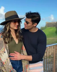 FOTO: Mesra Dengan Seorang Pria, Ini Pacar Baru Cinta Laura?