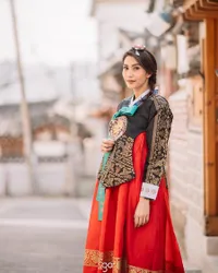 Foto Mesra Pakai Baju Adat Korea, Tyas Mirasih Bak Prewedding