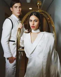 FOTO: Mesra, Valerie Thomas & Bule Ganteng Ini Bak Orang Pacaran