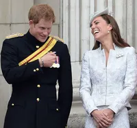 FOTO: Mesranya Kate Middleton & Pangeran Harry, Bikin Baper!