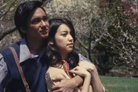 FOTO: Mesranya Velove Vexia dan Adipati Dolken di Bawah Sakura