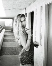 FOTO: Miley Cyrus Nekat Tanpa Busana & Pose Hot di Atas Ranjang