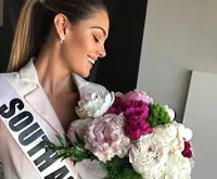 Foto Miss Universe Demi-Leigh Nel-Peters, Senyumnya Sangat Manis