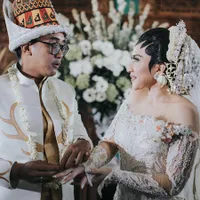 FOTO: Momen Bahagia Pernikahan Danang 'THE COMMENT', Serba Putih