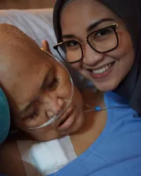 FOTO: Momen Haru Ketika Istri Indro Warkop Dirawat Anaknya di RS