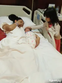 FOTO: Momen Manis Ahmad Dhani - Safeea Cium Bayi Mulan Jameela