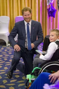 FOTO: Momen Manis Pangeran Harry Saat Hibur Pasien Kanker