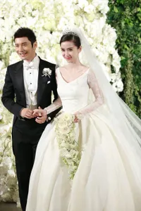 FOTO: Momen Mesra Romantis Pernikahan Angelababy & Huang Xiaoming