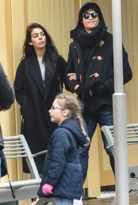 FOTO: Momen Mesra Ronaldo & 'Pacar Baru' Ciuman di Disneyland