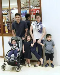 FOTO: Momen Natal Jonathan Frizzy & Keluarga, Pakai Baju Kompakan