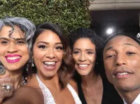 FOTO: Momen Unik Selebriti di Balik Megahnya Golden Globe 2017