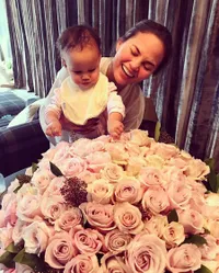 FOTO: Momen Valentine Romantis Ala Seleb Hollywood, Mesra & Manis