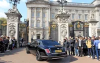 FOTO Momen Victoria Beckham Dapat Gelar OBE Dari Pangeran William