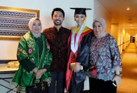 FOTO: Momen Wisuda Whulandary Herman Dapat Gelar Sarjana Hukum