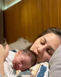 Foto Mona Ratuliu Menyusui Baby Balint Keponakannya dengan Penuh Sayang, Gantian dengan Numa