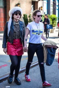FOTO: Move On Dari Kristen Stewart, SoKo Pamerkan Momen Kehamilan