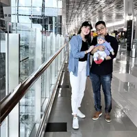 FOTO: Mudik Pertama Alice Norin Sambil Gendong Anak, Lovely!