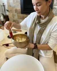 Foto Nadya Hutagalung yang Kini Tinggal di Pedesaan dan Jadi Ahli Meditasi Suara Buat Healing