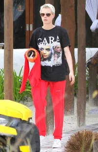 FOTO: Narsis Abis, Seleb Ini Pakai Baju Bergambar Wajah Sendiri