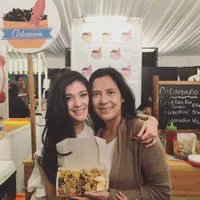 FOTO: Naysila Mirdad Cium Mesra Sang Bunda di Antara Salju Swiss