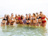 FOTO: Nggak Cuma Taylor Swift, Sederet Seleb Ini Juga Punya Squad