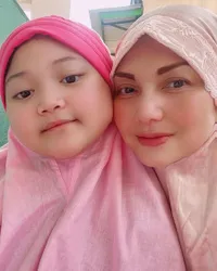 Foto Nia Daniaty dan Shaakila Cucu Tersayangnya Seperti Ibu Anak, Kecantikan Awet Muda Sang Nenek Jadi Sorotan