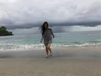 FOTO: Nikmati Pantai, Serunya Gracia Indri di Lombok Bareng Bunda