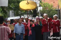 FOTO: Nilai UN Memuaskan, Amel Carla Berbagi Dengan Anak Yatim