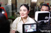 Foto Nindy Ayunda Penuhi Pangggilan Kepolisian, Diduga Sembunyikan Dito Mahendra Tersangka Kepemilikan Senjata Ilegal